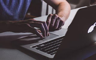 app下载-JDG春游Vlog：春光明媚适宜遛弯聊天，更适宜草丛蹲人