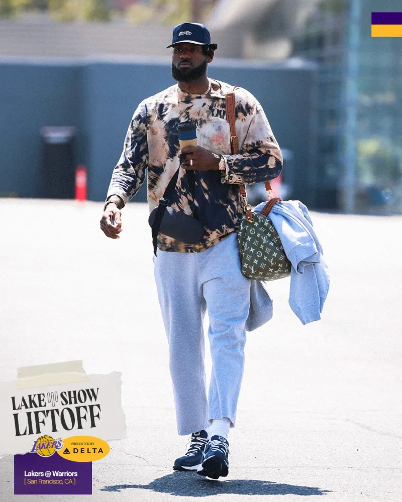 对阵勇士！湖人社媒分享球员奔赴金州登机组图，詹姆斯出镜